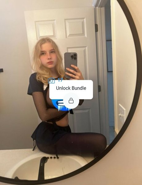 zoetheweeb art actress pic