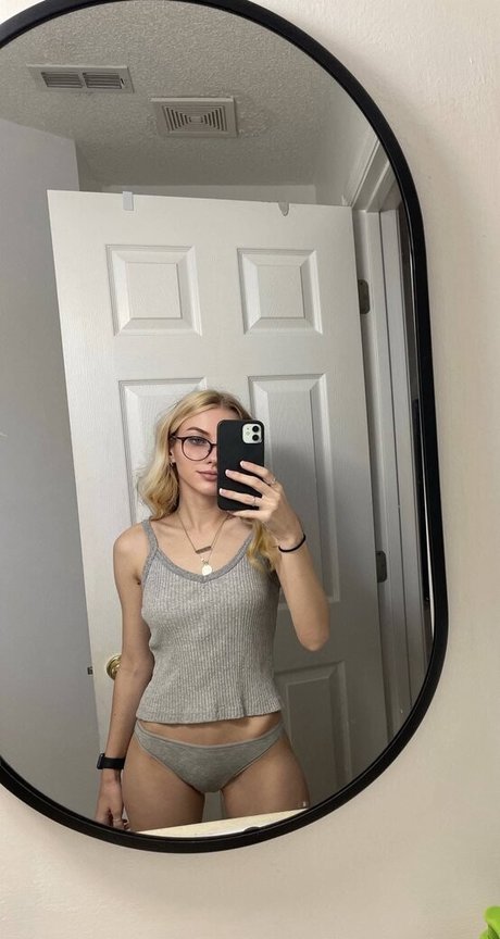 zoetheweeb porn star picture