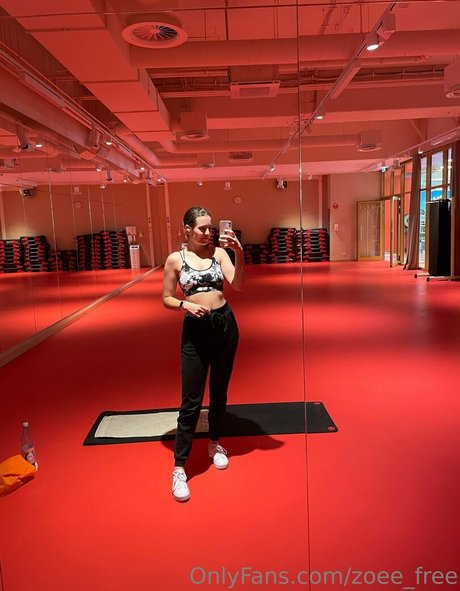 zoenafree nude pornstar picture