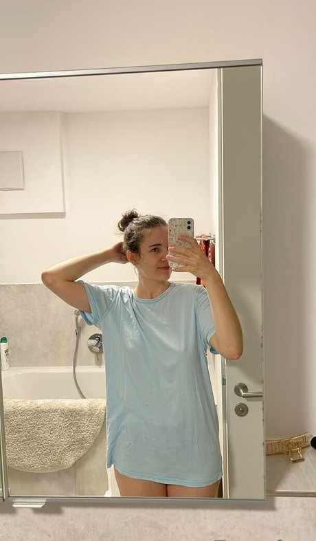 zoenafree model nude pics