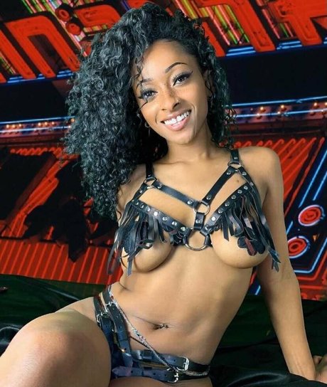 blackheartburlesque adult model pic