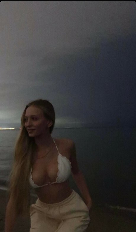 busty mom onlyfans sexy naked images