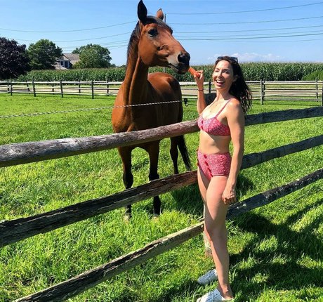 Whitney Cummings model high quality pics