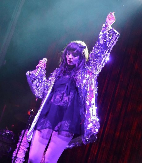 Lauren Mayberry star erotic pics