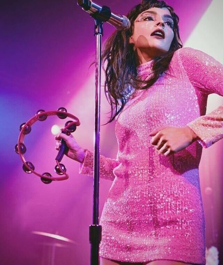 Lauren Mayberry model pretty pics