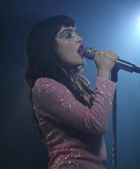 Lauren Mayberry star best pic