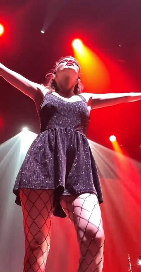 Lauren Mayberry model high quality image