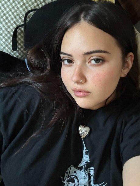 Violet Harmon nudes model image