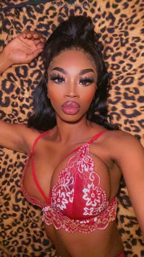 Toplesstherapist pretty actress image