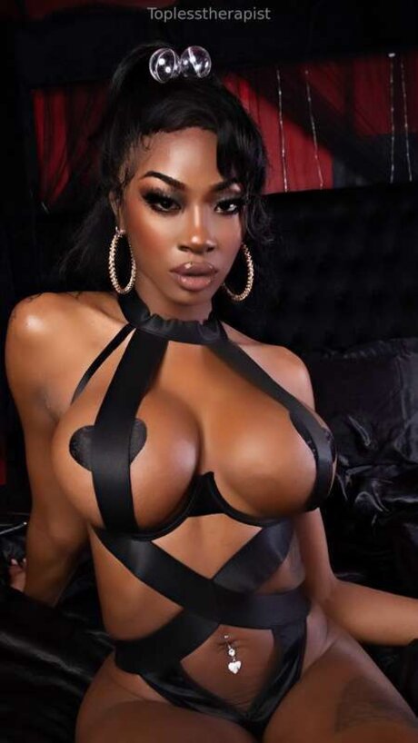 Toplesstherapist perfect model pic