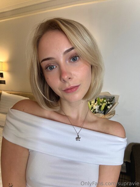 Supravie model hd photo