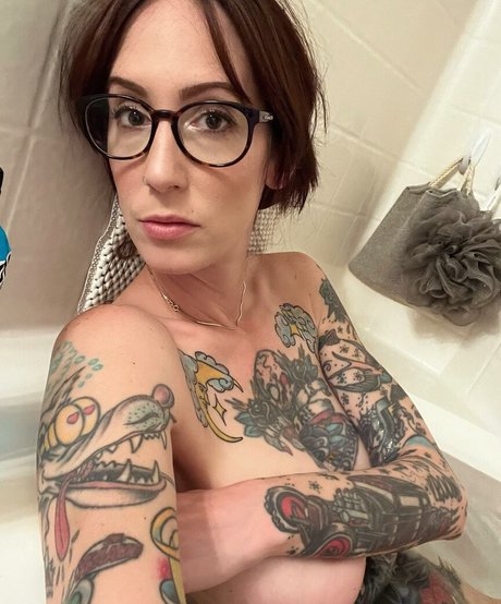 Gojiragoesrawr pretty model photo