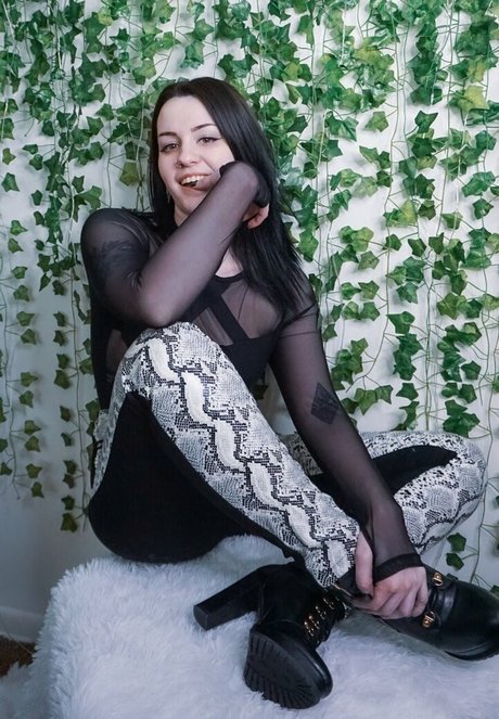 ConcealedBones model pornographic pics