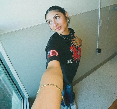 Alondra Delgado model sex img