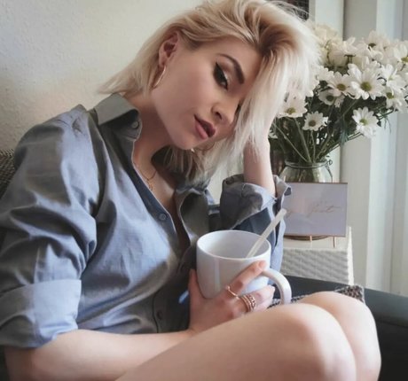 shemale cum in mouth onlyfans naked picture