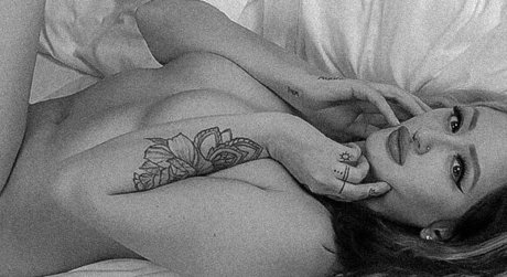 socio hoe model nude photo