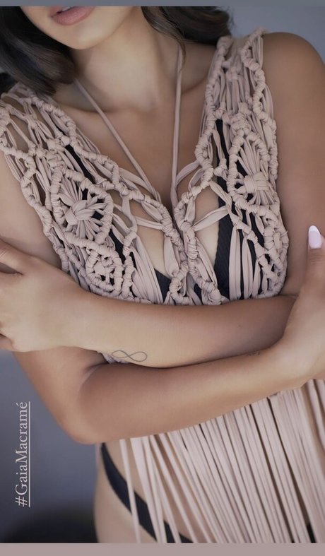 Emily Tosta hot actress pics