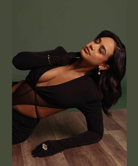 Emily Tosta model img