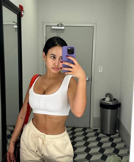 Emily Tosta star perfect pictures