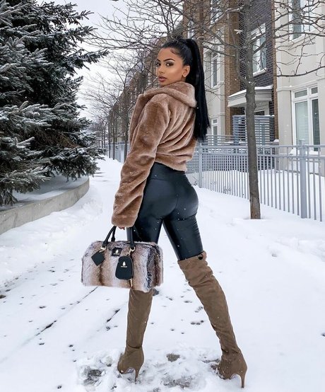 Aneeqa Farid pornographic model pic