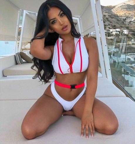 Aneeqa Farid model hd pics