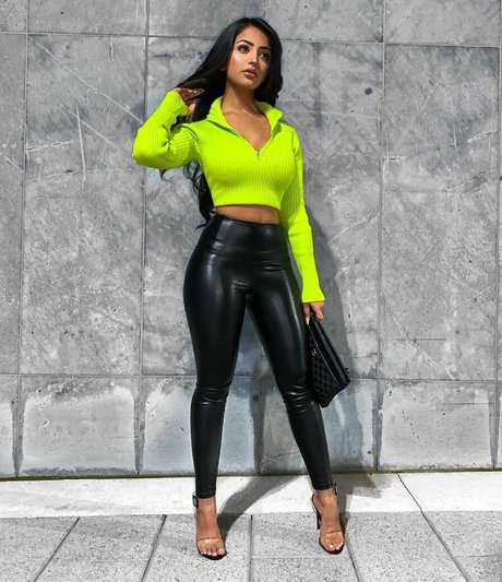 Aneeqa Farid star pictures