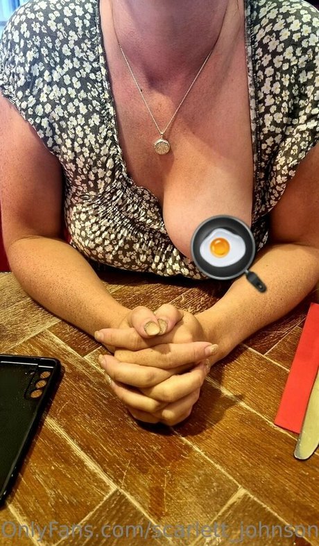 scarlett johnson24 model naked picture