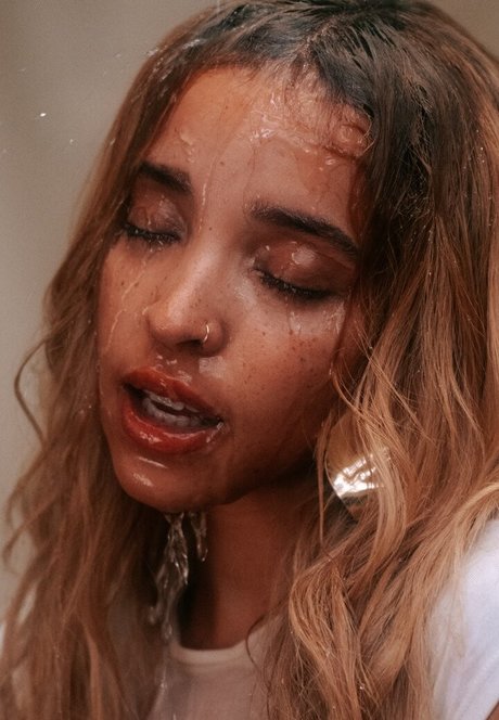 Tinashe model top image