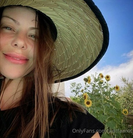 justfawxit nude model photo