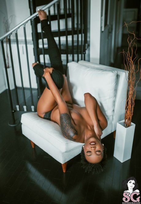 Naomi SG model nude pics