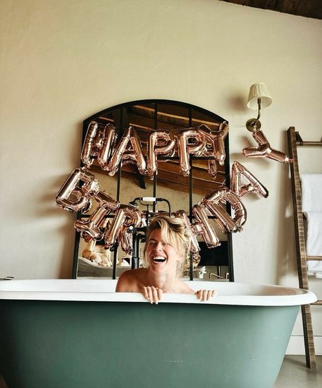 curvy shemale onlyfans art naked pic