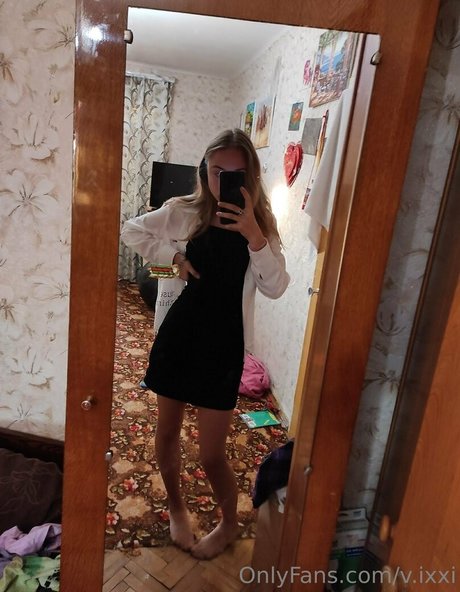 V ixxi naked model photos