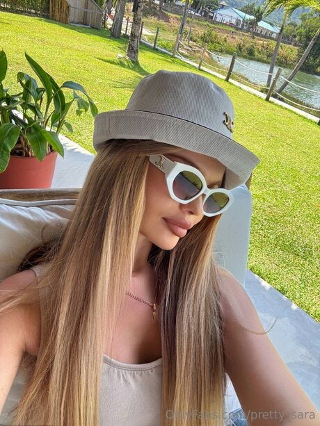 Pretty Sara exclusive model image