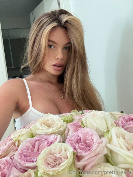 Pretty Sara star best pictures