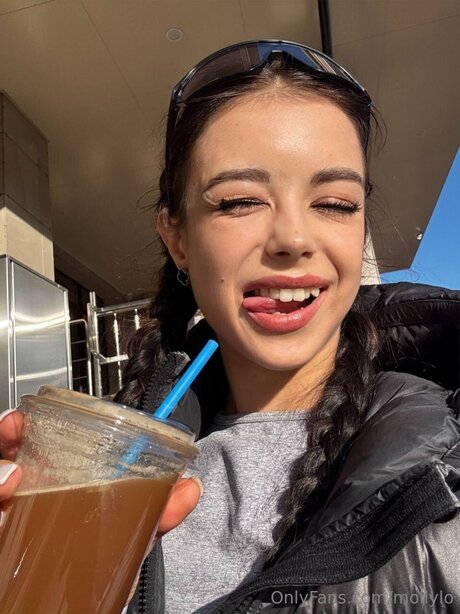 Mollylo top model picture