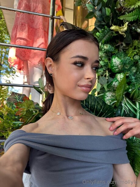 Mollylo sexy star pics