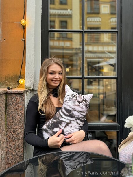 Milky Di art model archive