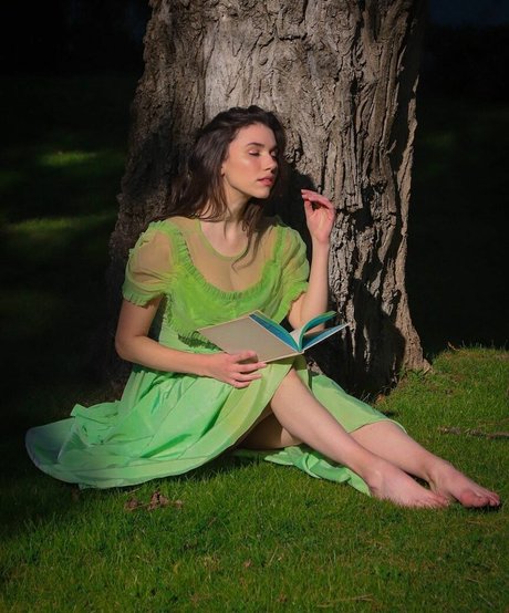 Grace Caroline Currey star sexy galleries