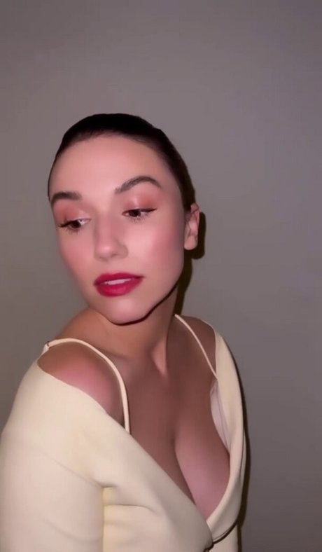 Grace Caroline Currey sexy actress gallery