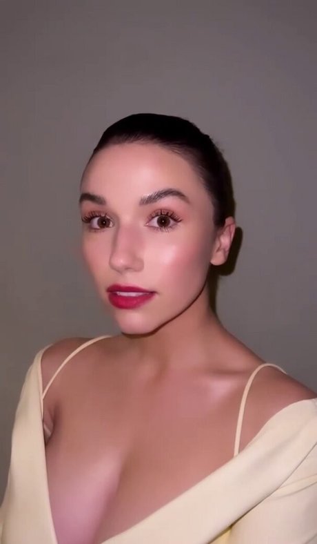 Grace Caroline Currey model photo