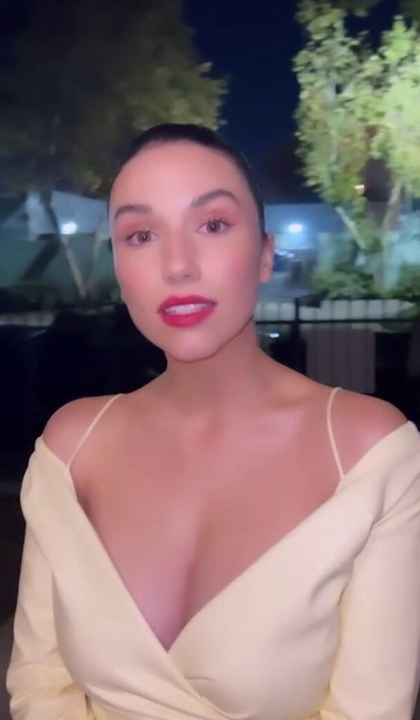 Grace Caroline Currey star nice photos