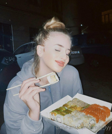 emily lyy pornographic actress pic