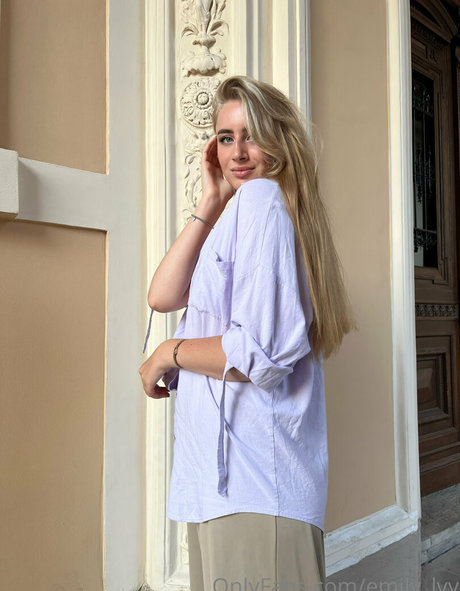 emily lyy model high quality picture