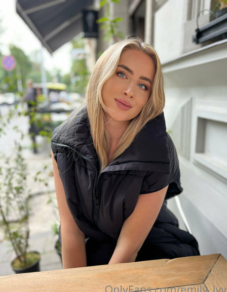 emily lyy nice model pictures