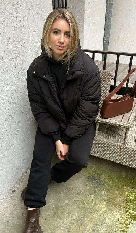 emily lyy hot actress photo