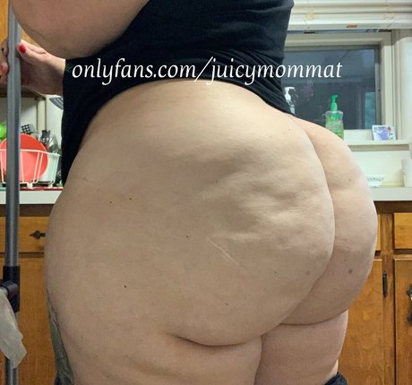 JuicymommaT exclusive pornstar pics