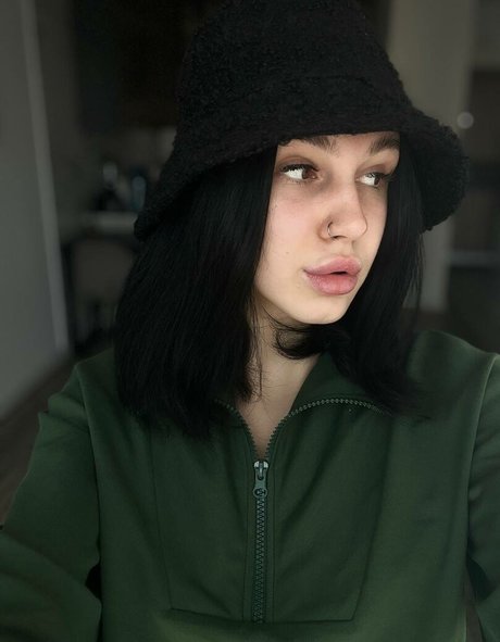 adelebee hot actress pics