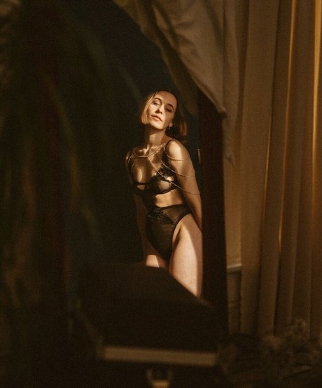 Julia Neyu model exclusive image