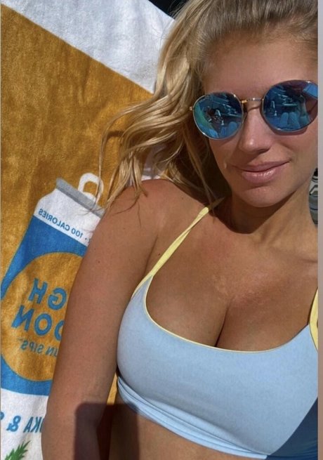 WomenBarstool model pornographic pic