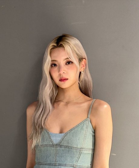 WomenK pop star adult picture